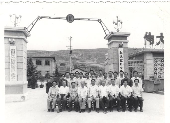 70年代，原工具厂车间职工在厂门口合影.jpg
