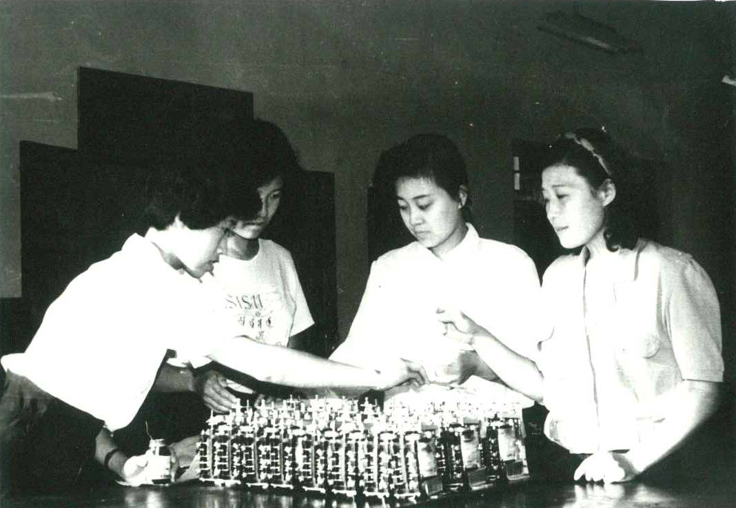 原长控厂检查科员工正在检测元件.jpg