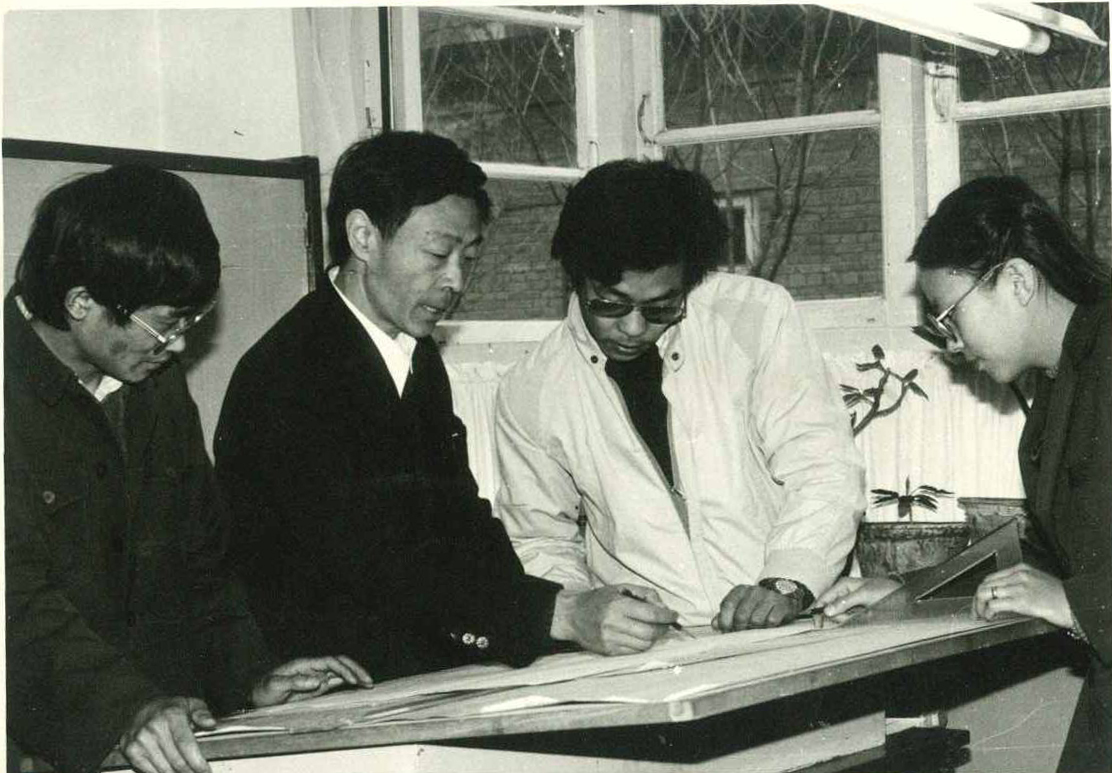 原长控厂技术科员工讨论技术方案.jpg